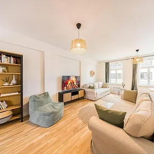 Stylisches Zentrales City-apartment Mit 2 Balkonen , Leipzig Deutschland